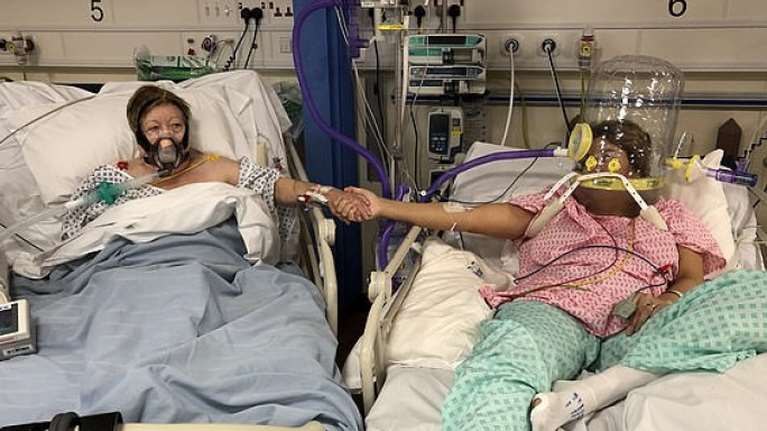 Κορονοϊός: Η τελευταία συγκλονιστική φωτογραφία 49χρονης με τη μάνα της πριν πεθάνει στο διπλανό κρεβάτι