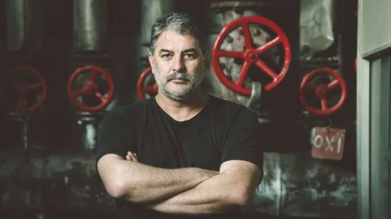 Τι ανεβάζει ο Βασίλης Μπισμπίκης τη νέα χρονιά;