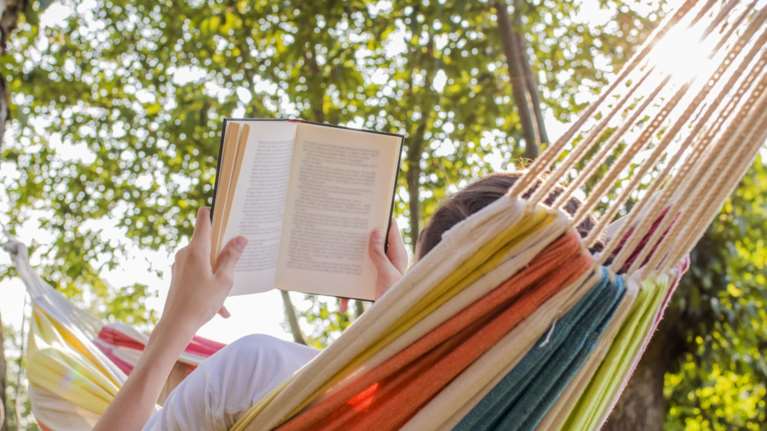 Βιβλιο-προτάσεις: Τα 5 ελληνικά μυθιστορήματα που θα διαβάσετε φέτος το καλοκαίρι