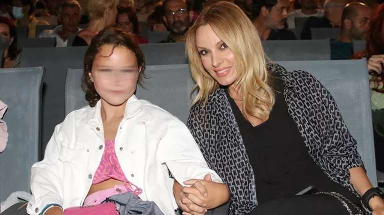 Από ξανθιά πριγκίπισσα σε δυναμική έφηβη: Η Ηλέκτρα Λύρα είναι το πιο κουλ κορίτσι εκεί έξω