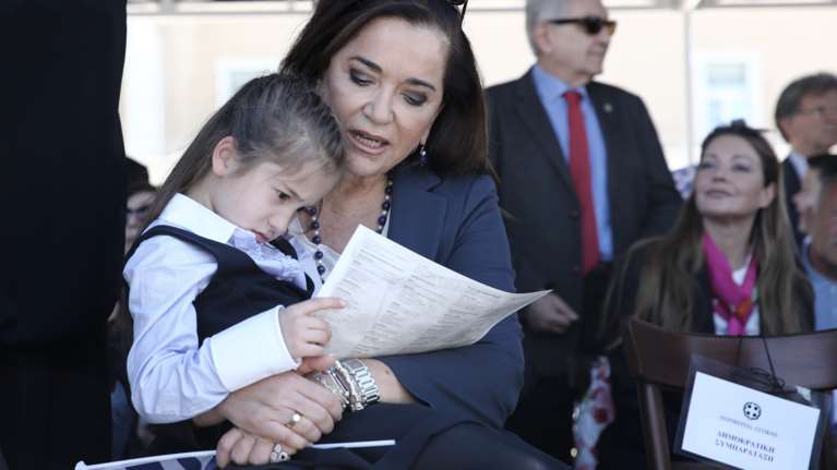 Συγκίνηση: Όταν η Ντόρα έγινε &quot;γιαγιά&quot; του μικρού Αγγελου από την Αιθιοπία- Η ιστορία