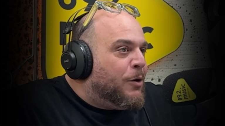 Ξεκαρδιστικό: Ο Φάνης Λαμπρόπουλος &quot;αποδομεί&quot; όσους πάνε στα νησιά για το Πάσχα ενώ είναι από το... Διαβολίτσι [βίντεο]