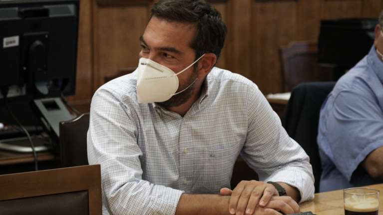 Έκπληξη από τον Αλέξη Τσίπρα: Εμφανίστηκε με μούσι, μάσκα και καλοκαιρινό μαύρισμα στη σύσκεψη του προεδρείου ΚΟ ΣΥΡΙΖΑ