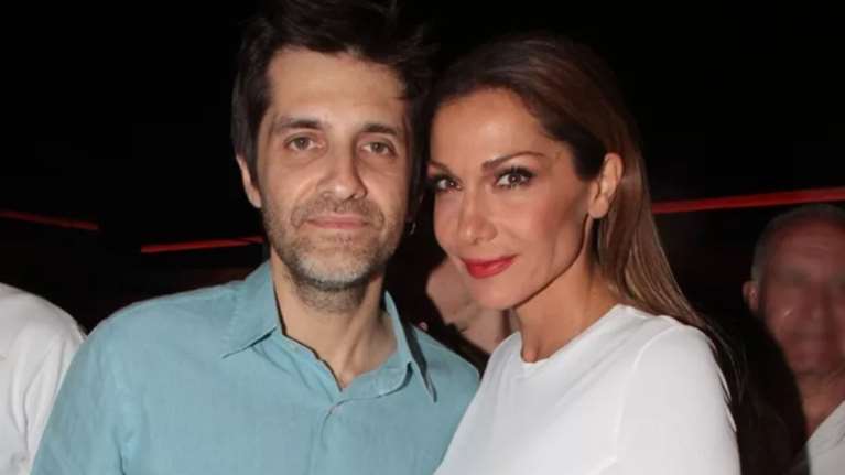 Με καρέ μαλλιά και baby blue φόρεμα: Η Δέσποινα Βανδή στον γάμο του Φοίβου το 1999