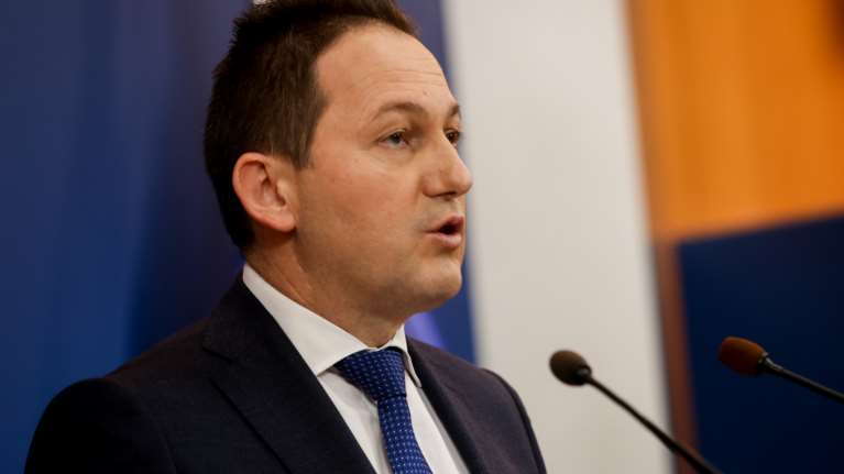 Απάντηση Στέλιου Πέτσα στον Τσίπρα για τη Δ. Αττική: Έχει ξεπεράσει τον εαυτό του σε λαϊκισμό