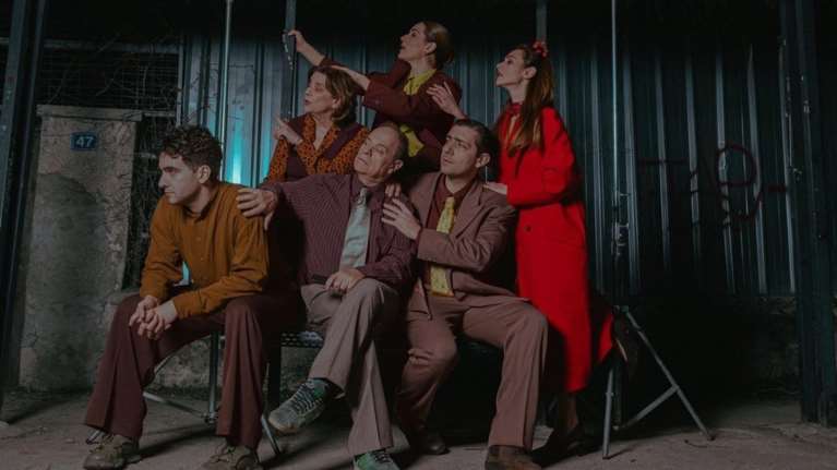 Ο Παύλος Παυλίδης υπογράφει μια παράσταση που μυρίζει &quot;μπαρούτι&quot;