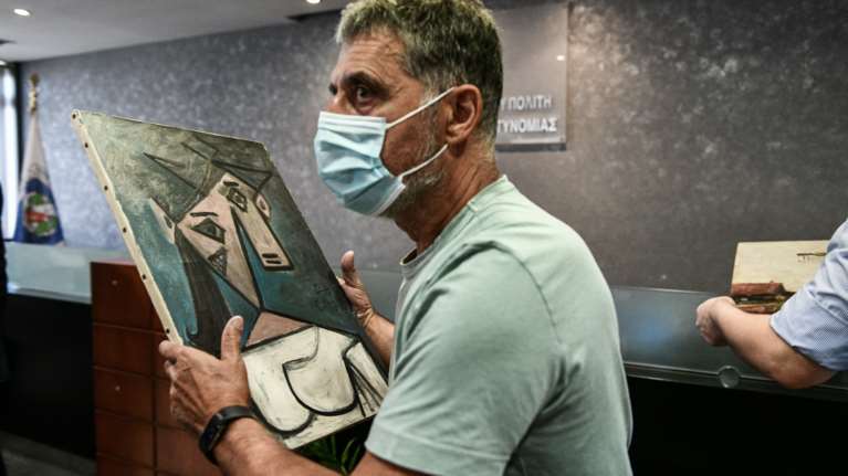 Απίστευτο τρολάρισμα από IKEA και Πλαίσιο στον αστυνομικό που έριξε τον πίνακα του Πικάσο - Πάρτι στο Twitter