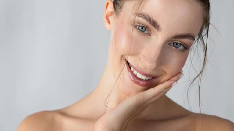 Αυτό το φυσικό συστατικό σβήνει τις καφέ κηλίδες και εξαφανίζει τις λεπτές γραμμές