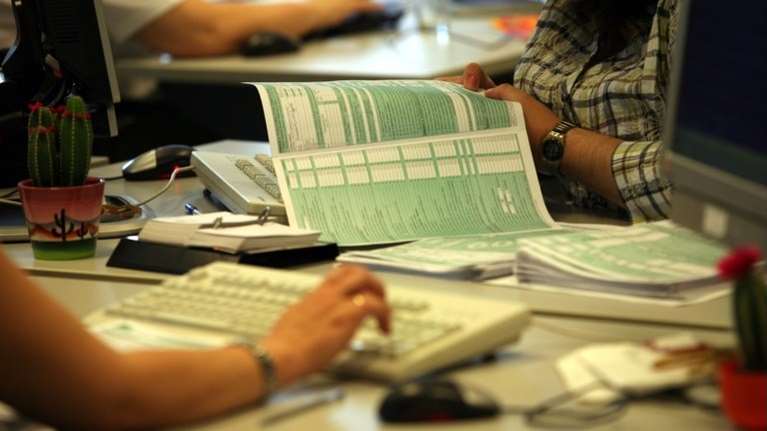 Αντίστροφη μέτρηση για τις φορολογικές δηλώσεις - Ποιοι θα πληρώσουν και ποιοι θα έχουν επιστροφή