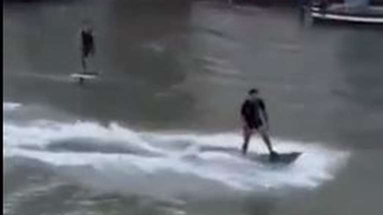 Απίστευτο: Τουρίστες σερφάρουν με μηχανοκίνητες σανίδες στα κανάλια της Βενετίας - Έπεσε βαριά &quot;καμπάνα&quot; [Βίντεο]