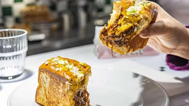 Από ρολά αστακού και καλαμάκι συκώτι μέχρι νεο-ναπολιτάνικη πίτσα και κορυφαίο burger: Τα νέα street food της Αθήνας