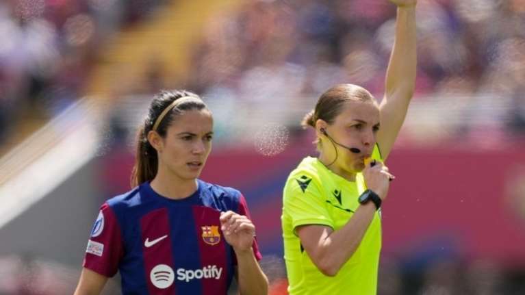 Στεφανί Φραπάρ: Ποια είναι η Γαλλίδα που θα είναι η πρώτη γυναίκα διαιτητής σε τελικό κυπέλλου στην Ελλάδα