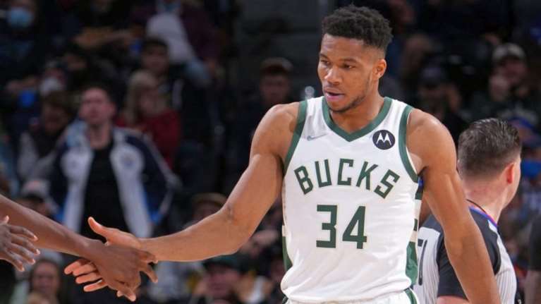 Πέισερς-Μπακς 100-118: Ένα ακόμα double double από τον Γιάννη [βίντεο]