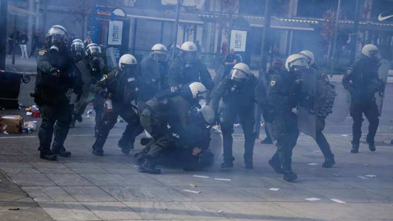 Επεισόδια με μολότοφ και χημικά στην Αθήνα στη συγκέντρωση για τα Τέμπη - Ενταση και στη Θεσσαλονίκη