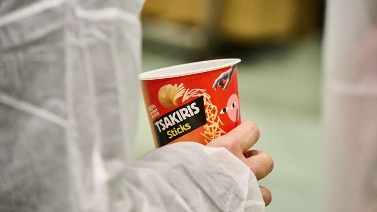 Η Τσακίρης τσιπς κλείνει τα 70 - H ιστορία του θρυλικού Γιώργου Τσακίρη που έμαθε την Ελλάδα να τρώει πατατάκια