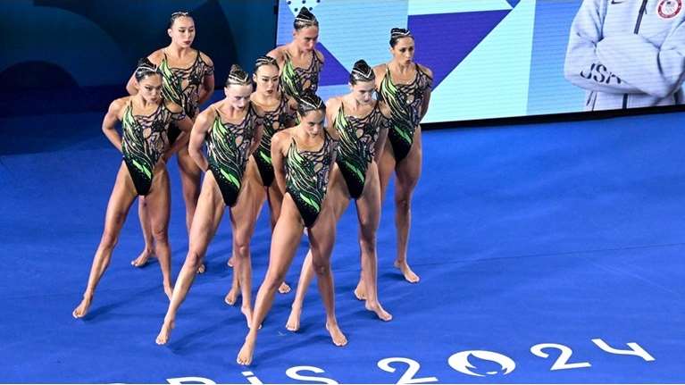 Η ομάδα καλλιτεχνικής κολύμβησης που έκανε moonwalking στο νερό με χορογραφία-ωδή στον Μάικλ Τζάκσον - η συγκλονιστική εμφάνιση