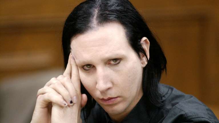 Μέριλιν Μάνσον: Σοκαριστικές αποκαλύψεις - Κλείδωνε γυναίκες σε ηχομονωμένο δωμάτιο διακοσμημένο με αίμα και σβάστικες