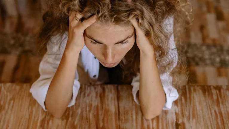 Κόπωση, άγχος, πόνος; Μπορεί να είναι τα πρώτα σημάδια ενός αυτοάνοσου – 15 χρόνια πριν τη διάγνωση