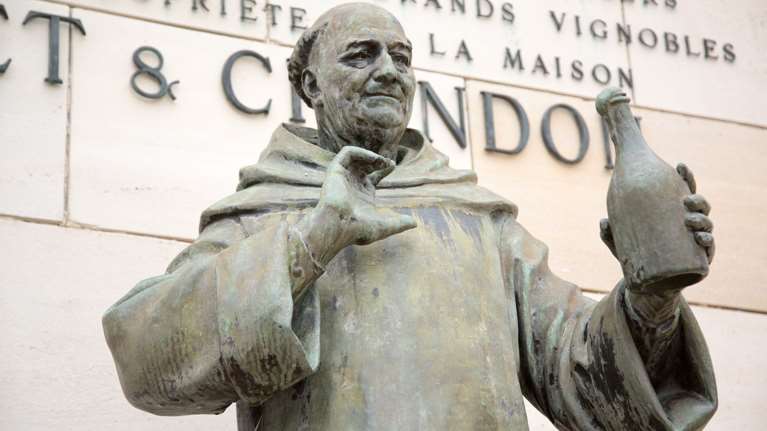 Ντομ Περινιόν: Ο καλόγερος που παρασκεύασε την πρώτη σαμπάνια - Από το μοναστήρι στην Καμπανία στο μύθο