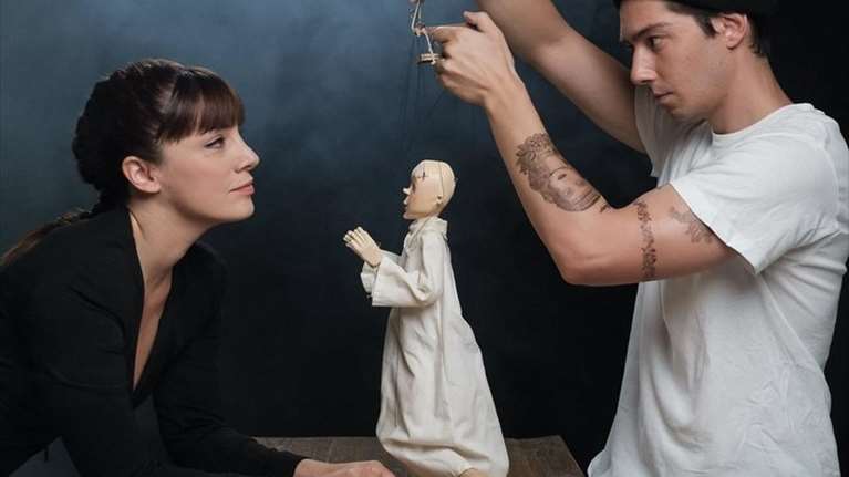 &quot;Παιχνιδοποιός&quot;: 20 δευτερόλεπτα απόλυτου τρόμου - Το teaser του διάσημου ψυχολογικού θρίλερ που έρχεται στο Μικρό Γκλόρια