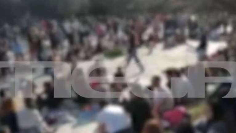 Συνωστισμός κάτω από την Ακρόπολη - Οι αποστάσεις ασφαλείας πήγαν… &quot;περίπατο&quot; [Βίντεο]