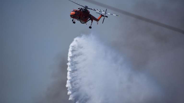 Φωτιά στην Πρέβεζα: Σηκώθηκαν και εναέρια πυροσβεστικά μέσα