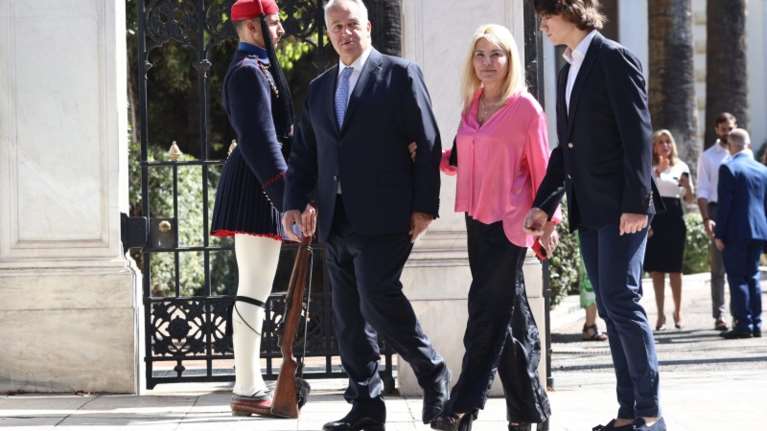 Μάκης Βορίδης: Με γραβάτα με ελληνικές σημαίες ο νέος υπουργός Μετανάστευσης και Ασύλου στην ορκωμοσία