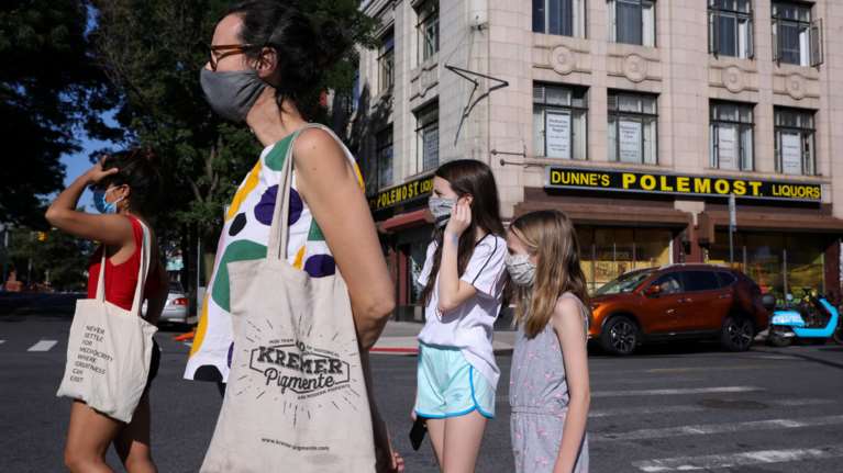 ΗΠΑ: Κλείνουν ξανά μπαρ και εστιατόρια στην Καλιφόρνια, εκκλησίες, γυμναστήρια και κομμωτήρια