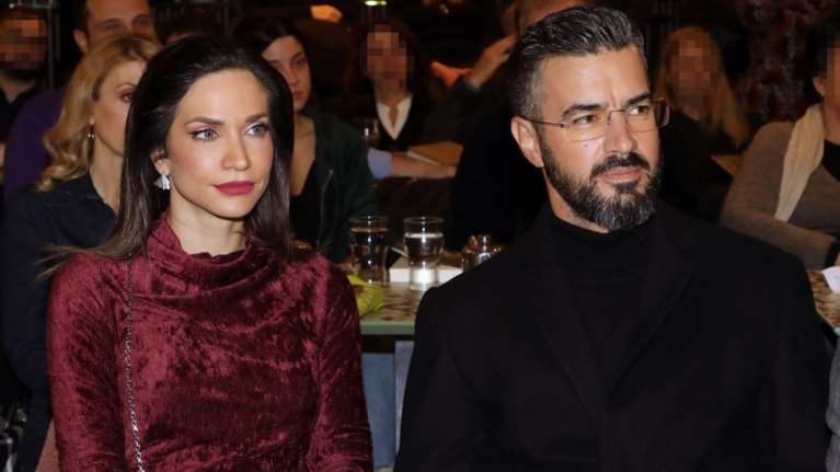 Κατερίνα Γερονικολού: Με μπορντό βελούδινο φόρεμα στο πλευρό του Γιάννη Τσιμιτσέλη