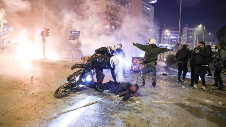 Χούλιγκαν 22 χρονών έχει συλληφθεί και κατηγορείται για απόπειρα δολοφονίας του αστυνομικού στη Νέα Σμύρνη