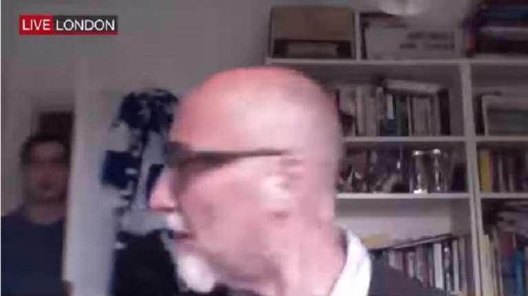 Viral: Εξαλλος πατέρας βρίζει τον γιο του live στο BBC επειδή τον διέκοψε! [βίντεο]