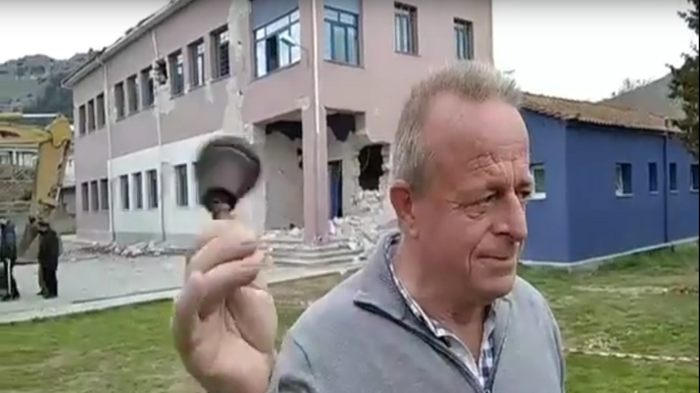 Δεν άντεξε ο δάσκαλος του Δαμασίου: Έβαλε τα κλάματα στο τελευταίο κουδούνι - Κατεδαφίζεται το &quot;πληγωμένο&quot; σχολείο