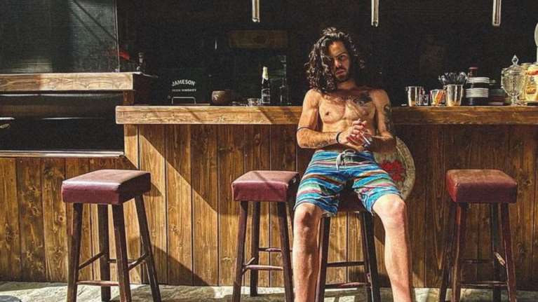 Άγγελος Λάτσιος: Σε παραλία της Άνδρου με τον πατριό του, Μάκη Παντζόπουλο  [ εικόνες]