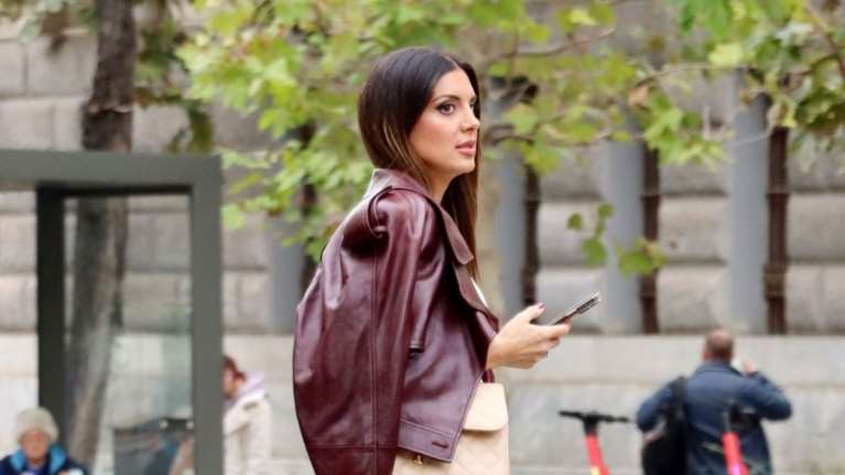 Σταματίνα Τσιμτσιλή: Χαλαρή στον καναπέ του σπιτιού της στην Αγία Παρασκευή - Με τον 7χρονο Γιάννη Εφραίμ [εικόνες]