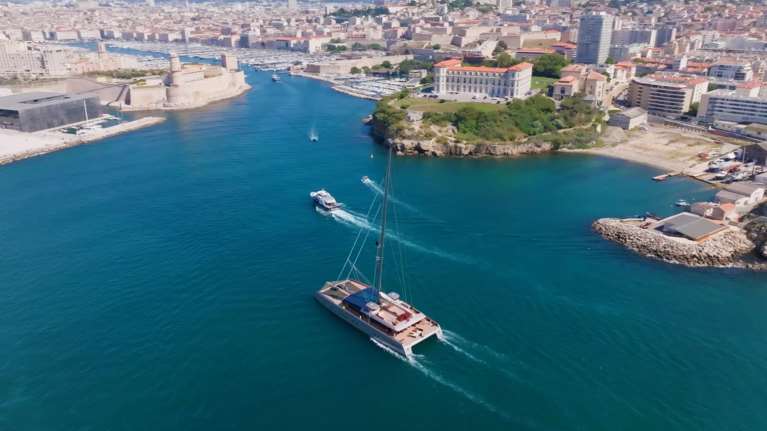 Ένα πλωτό μουσείο δένει στο λιμάνι του Πειραιά και φέρνει μαζί του κι ένα φεστιβάλ: Τι είναι το Art Explora