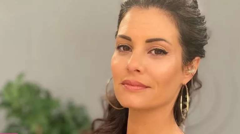 Μαρία Κορινθίου: Ποζάρει με λευκό τζιν και μας δείχνει τα καλλίγραμμα πόδια της