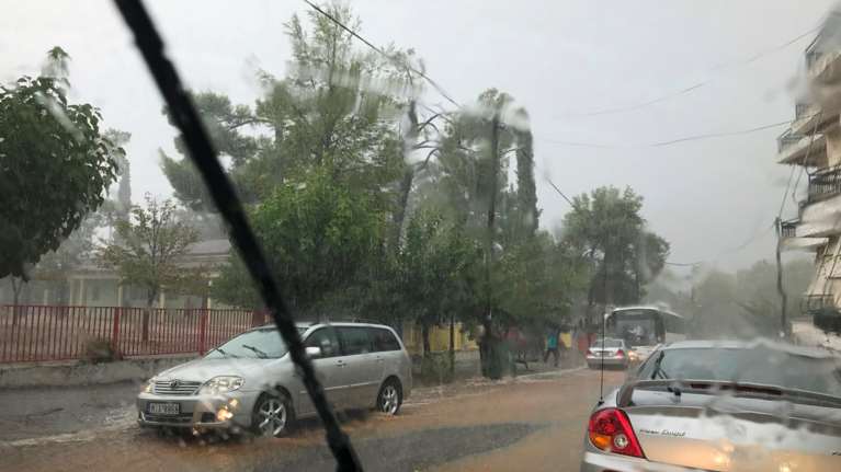 Εκκενώνεται νηπιαγωγείο που πλημμύρισε στα Λουτρά Υπάτης