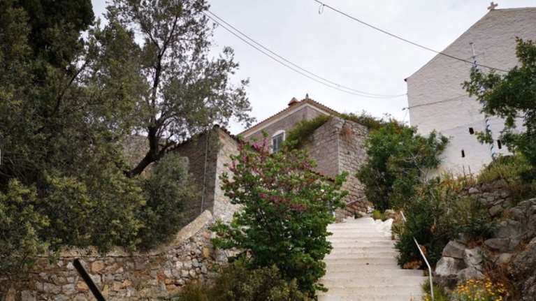 Περιπέτειες για τον Κώστα Μπουτάρη: Από τη διάσωση της οινοποιίας στον νέο πλειστηριασμό πολυτελούς ακινήτου στην Υδρα