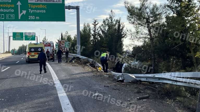Λάρισα: Ανατροπή βυτιοφόρου με επικίνδυνο εύφλεκτο υλικό - Διακοπή κυκλοφορίας στην Ε.Ο Αθήνας - Θεσσαλονίκης