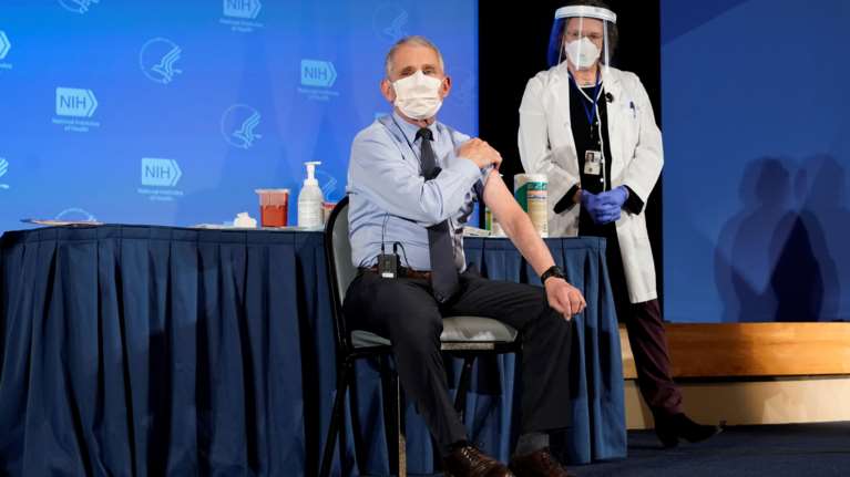 Κορονοϊός: Σε ζωντανή μετάδοση ο εμβολιασμός του Φάουτσι - &quot;Έχω απόλυτη εμπιστοσύνη&quot; [Βίντεο]