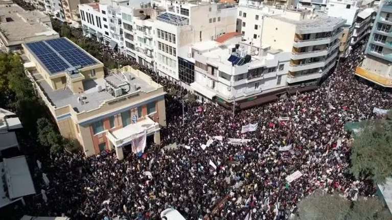 Ένταση και μικροεπεισόδια στη συγκέντρωση για τα Τεμπη στο Ηράκλειο [Βίντεο]