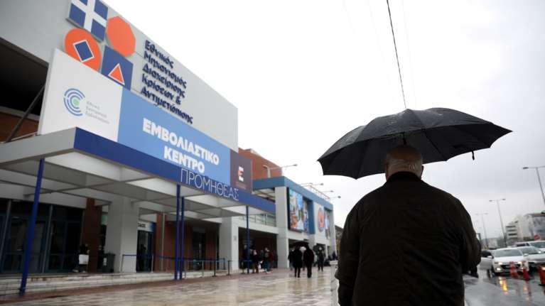 Αυξάνονται οι εμβολιασμοί: Κλείστηκαν 193.000 ραντεβού 3ης δόσης μέσα σε 12 ώρες - Σχεδόν 100.000 εμβολιάστηκαν χθες