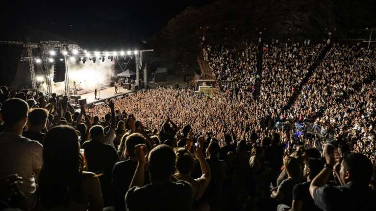 Το Θέατρο Λυκαβηττού δυναμικά στην καλοκαιρινή Αθήνα: Συναυλίες, θέατρο και μεγάλες στιγμές ως τον Ιούλιο