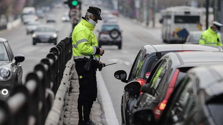 Ελεγχοι για μετακινήσεις:  596 παραβάσεις από το πρωί, 21.904 από την έναρξη των μέτρων