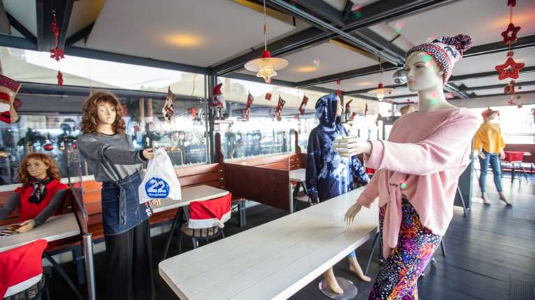 Ψησταριά με πελάτες... κούκλες: Η ευρηματική ιδέα ενός εστιάτορα στη Θεσσαλονίκη λόγω πανδημίας [εικόνες]