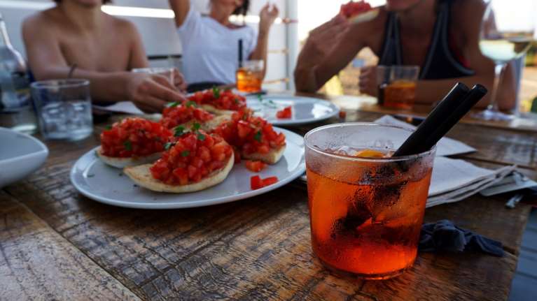 Κορονοϊός - Ιταλία: &quot;Καμπανάκι&quot; Κόντε για τα σπρίτς και τα απεριτίφ με φίλους στη βεράντα