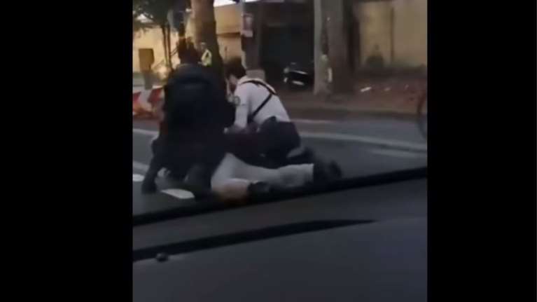 Σάλος στη Γαλλία για τον θάνατο ντελιβερά από αστυνομικούς: Είπε 7 φορές &quot;δεν μπορώ να ανασάνω&quot;