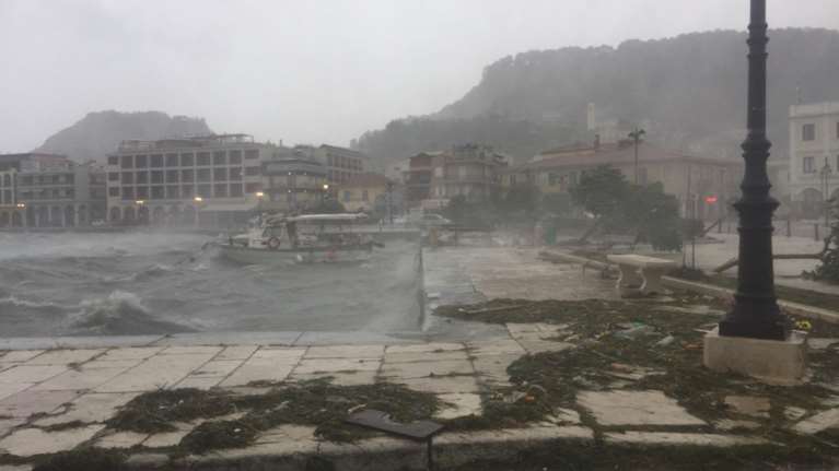 Κακοκαιρία Ιανός - Ζάκυνθος: Ζημιές σε σπίτια και δρόμους από ανέμους 11 μποφόρ - Βούλιαξε ιστιοφόρο [εικόνες, βίντεο]