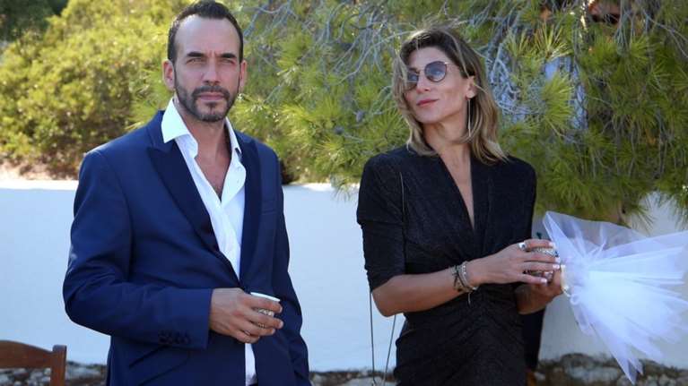 Πάνος Μουζουράκης: Απαντά για πρώτη φορά στις φήμες χωρισμού από τη Τζίνα Βαρελά