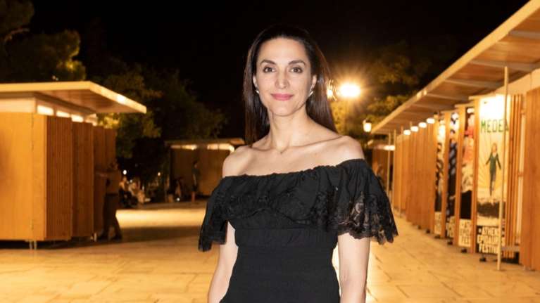 Πώς θα ντυθείς κομψά στις συναυλίες του καλοκαιριού; Η Κατερίνα Ευαγγελάτου προτείνει